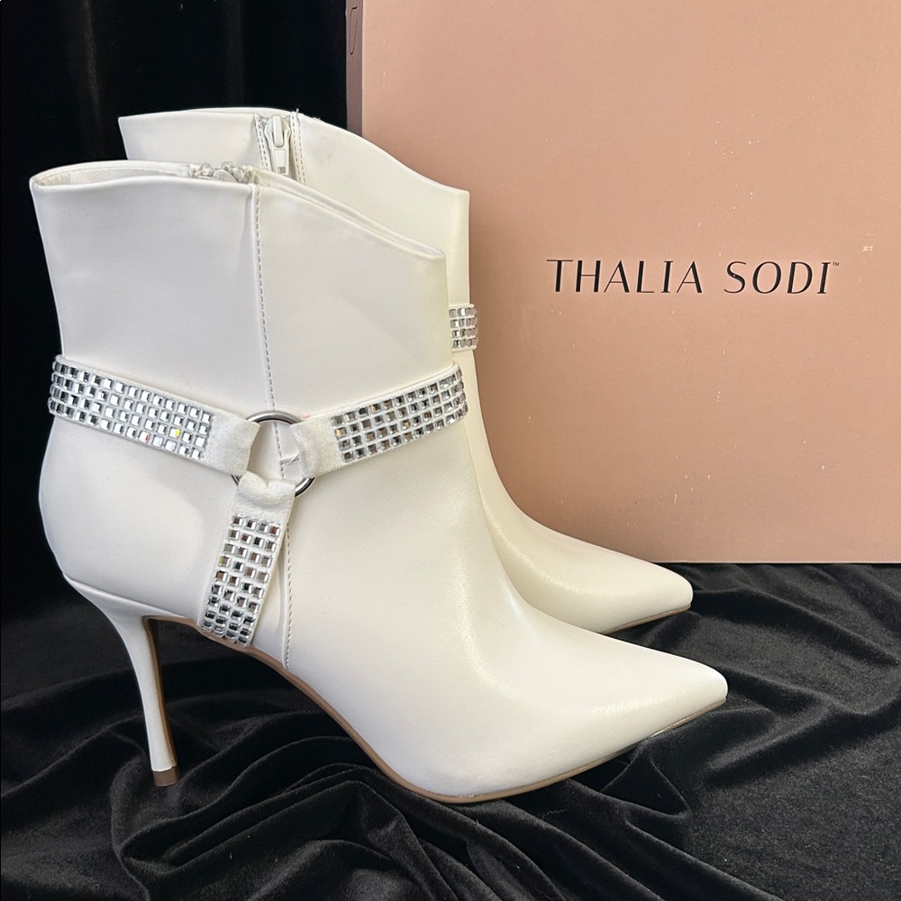NWT THALIA SODI WHITE BOOT. 10M